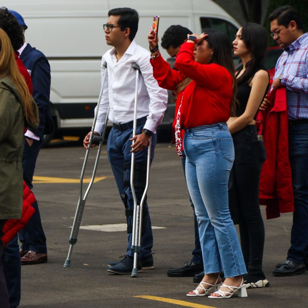 Personas salen a las calles por sismo.